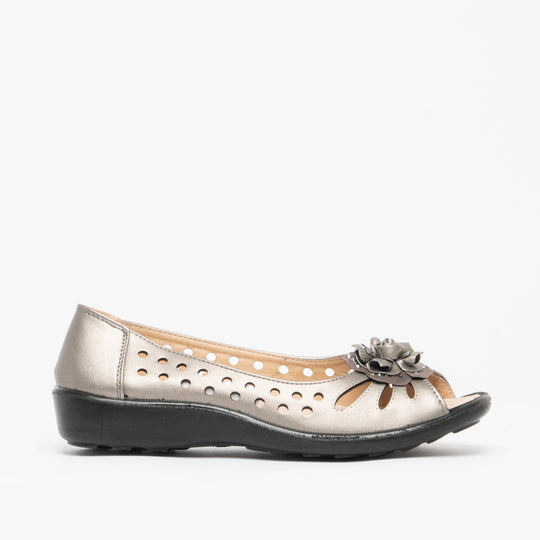 Boulevard DAYNA Womens Faux Leather Flower Peep Toe Flats Pewter