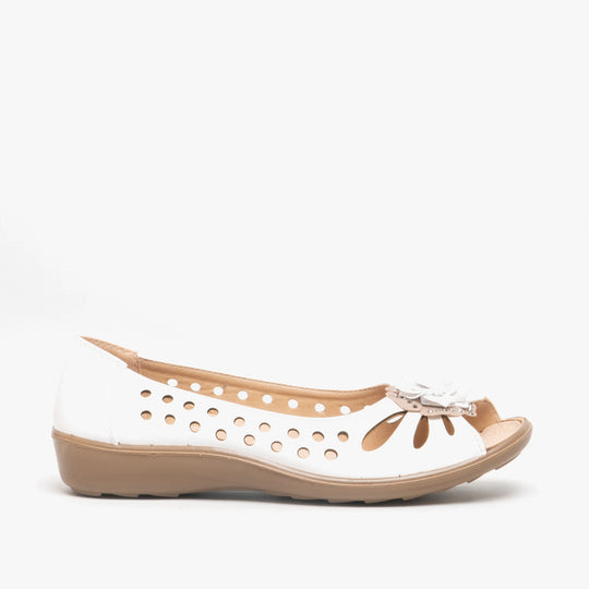 Boulevard DAYNA Womens Faux Leather Flower Peep Toe Flats White