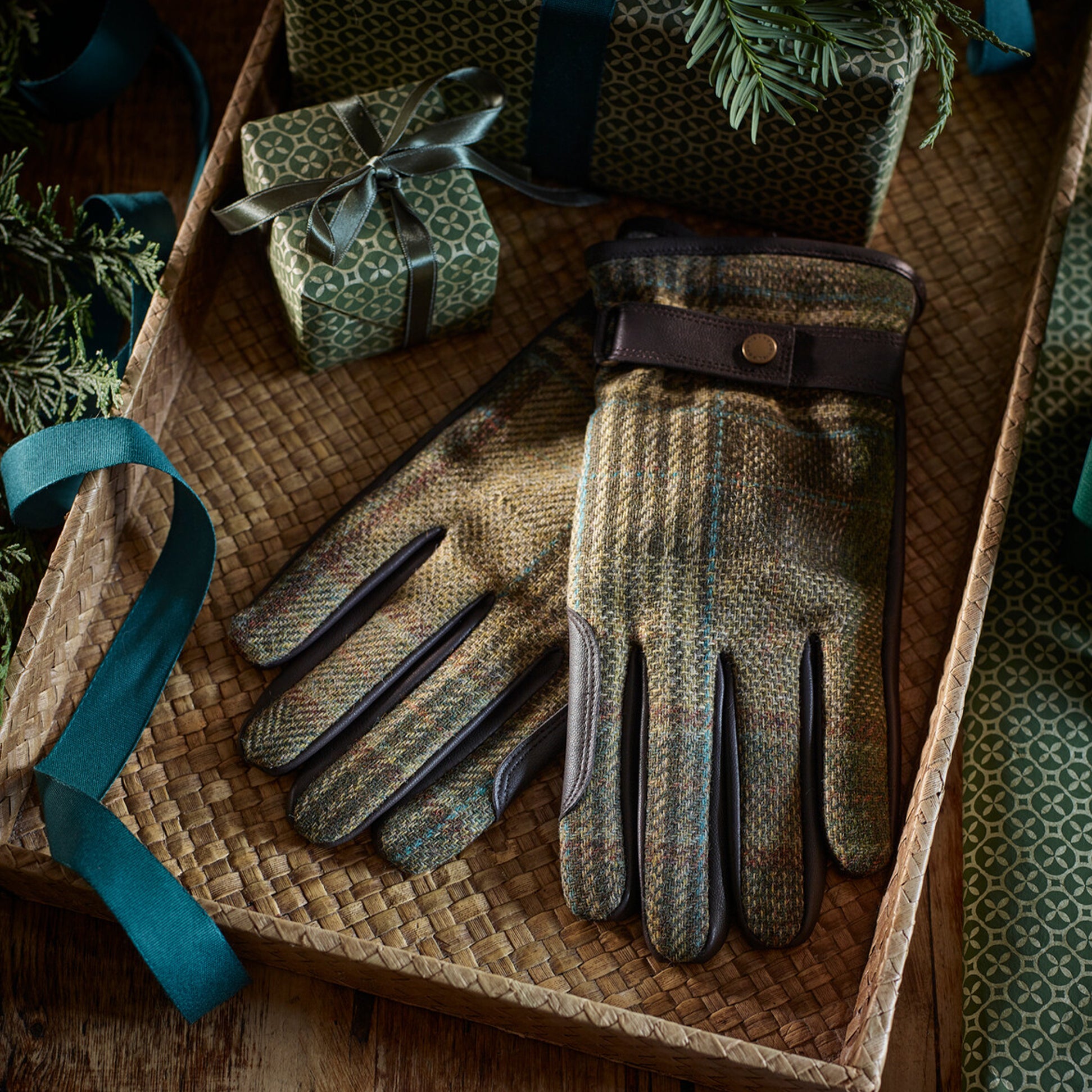 Barbour DEVERON TWEED GLOVE Mens Green Mix front view showcasing contrasting tweed detail and button closure.