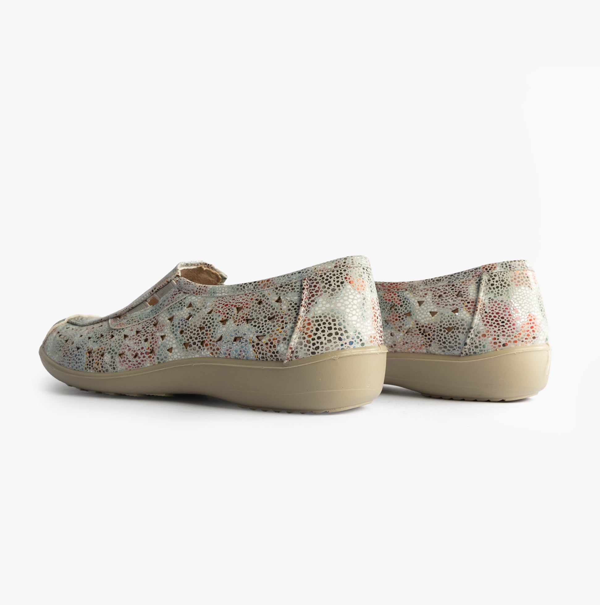 Boulevard MARSHA Womens Cut-Out Slip-On Shoes Multi Floral