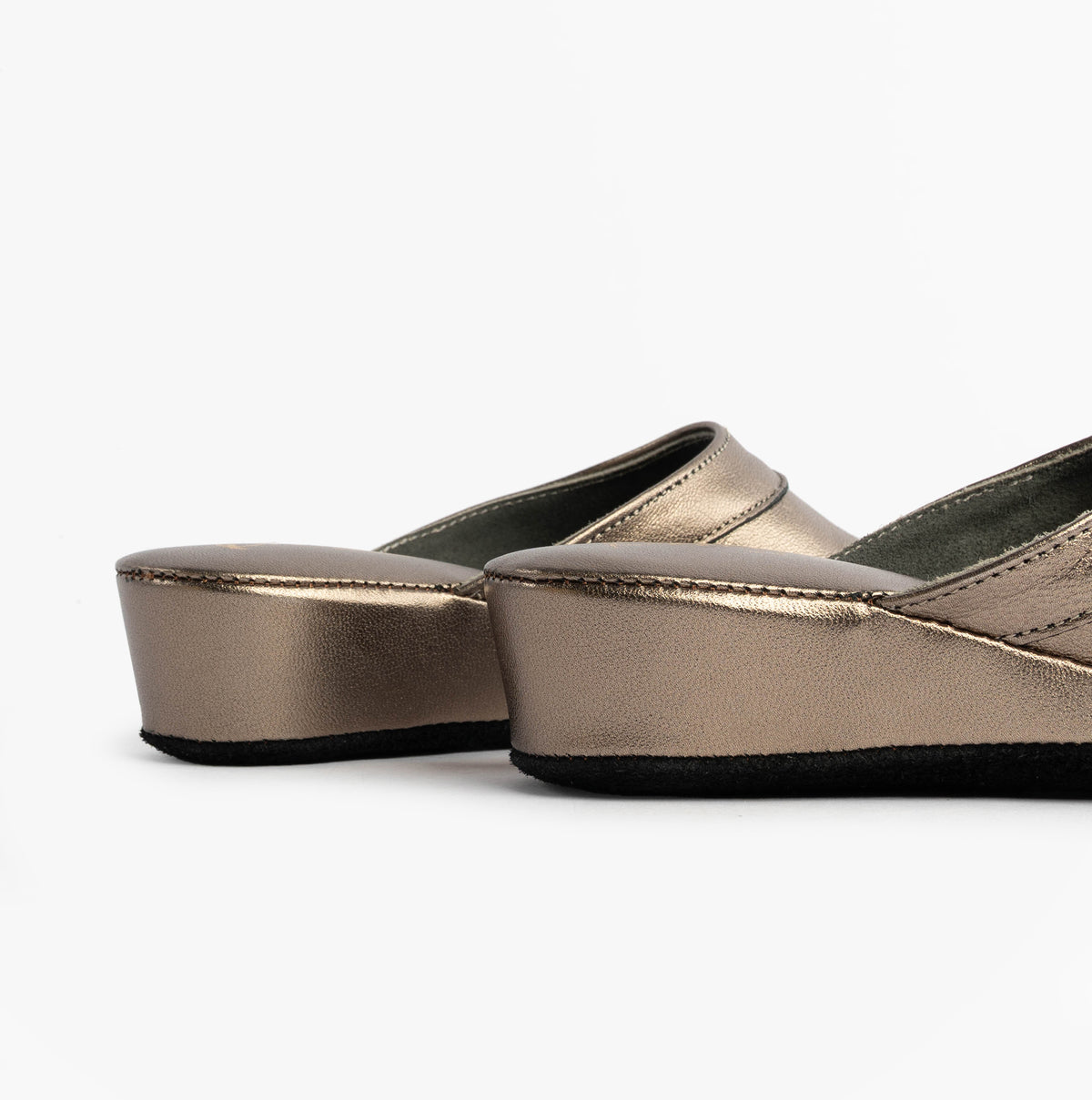 Chaleur FLORENCE Womens Mules Slippers in Gold, close-up detail of stitched edge and metallic sheen