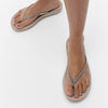 IQUSHION OMBRE SPARKLE Womens Flip Flops On Taupe/Pewter