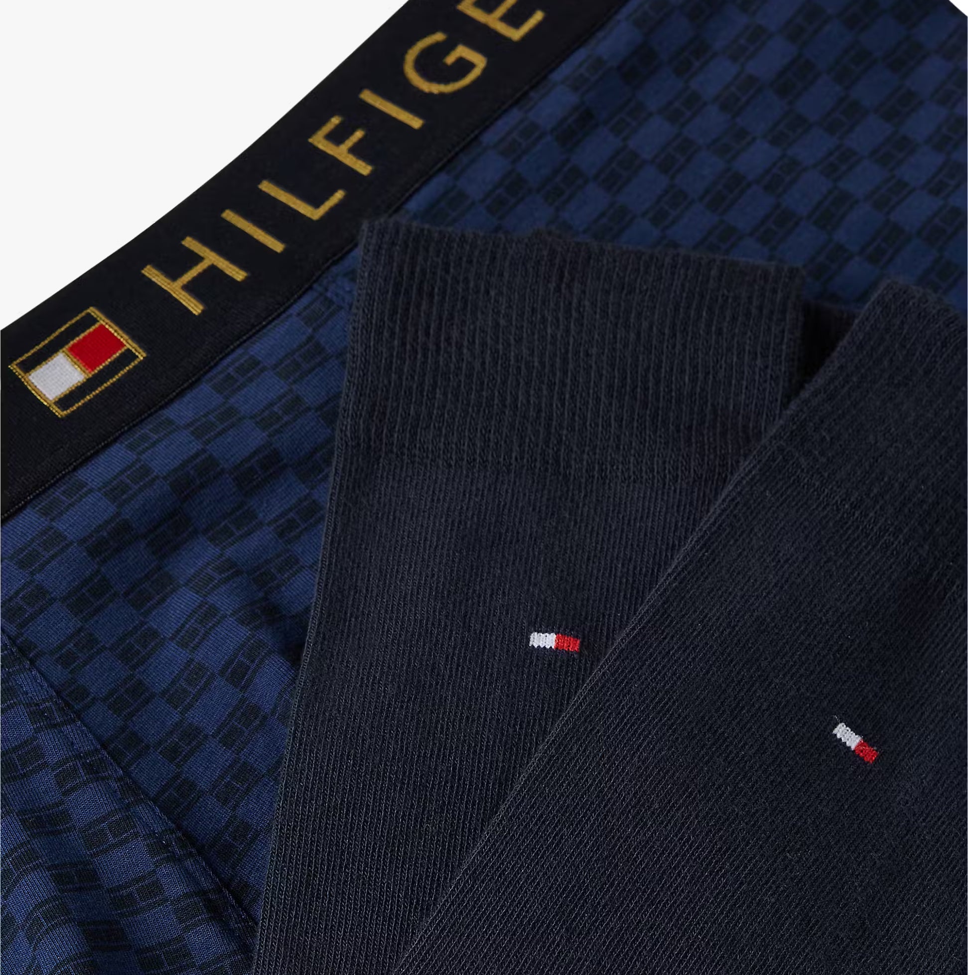 Tommy Hilfiger TRUNK PRINT & SOCK SET GOLD Mens Multicoloured detail view of trunk and socks with logo and pattern.