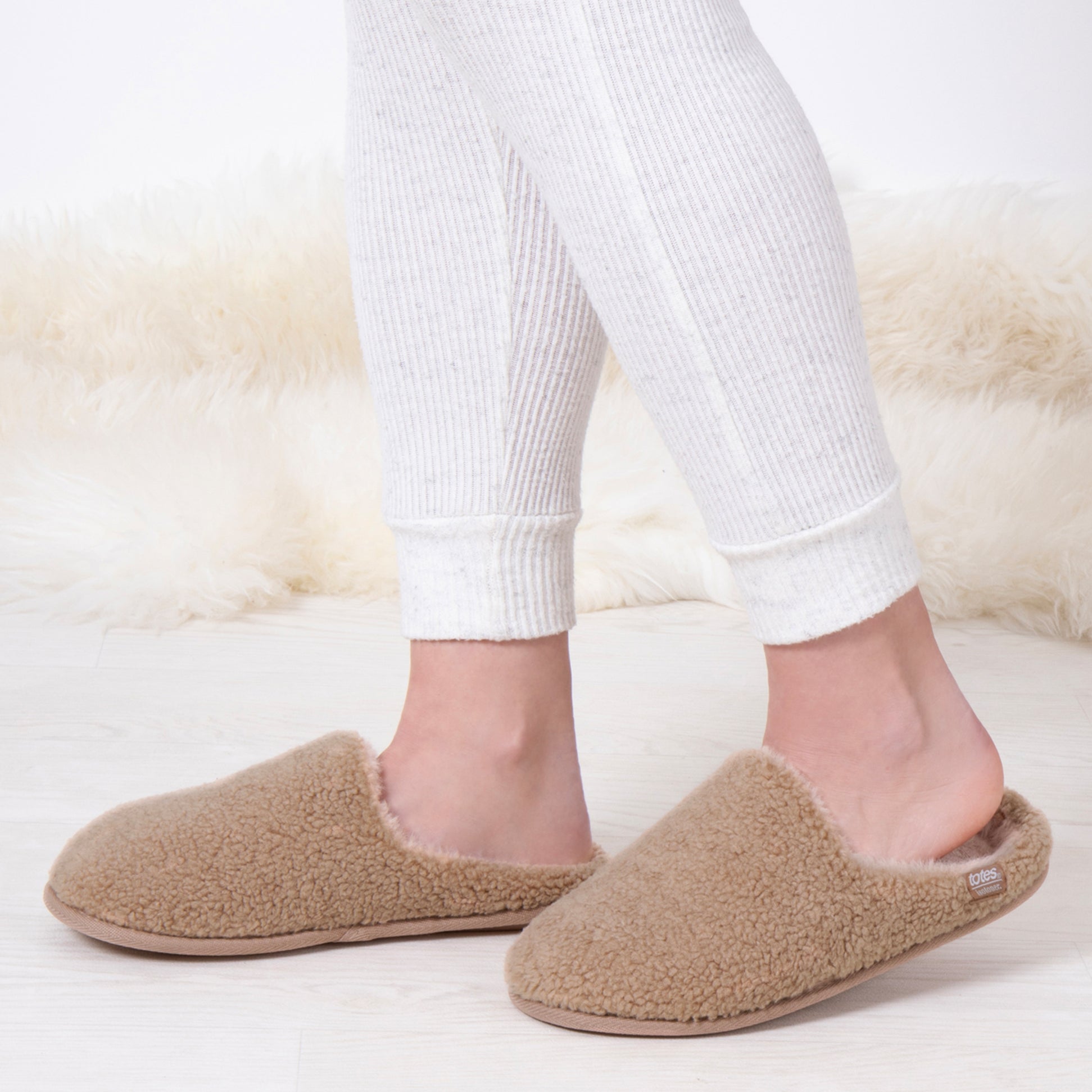 Totes Isotoner CURLY FUR MULE Womens Mule Slippers Natural